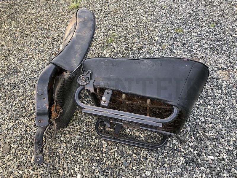 881 037 113 F /2 -GS Vordersitze komplett mit Lehne, Kunstleder schwarz